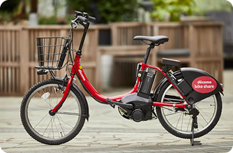 赤い電動自転車の画像